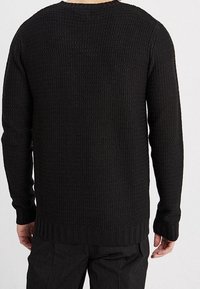 YOURTURN Stickad tröja - black