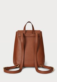 Mochila de couro castanho com acabamento texturizado, apresentando uma pega superior, duas alças ajustáveis e acabamentos em tom dourado.