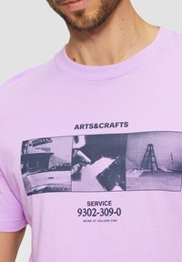 s.Oliver MIT CREW NECK UND FRONTPRINT - Printtipaita - lavendel
