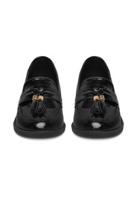 Czarne lakierowane półbuty skórzane z gładkim wykończeniem, z ozdobnym frędzlem i złotymi akcentami na froncie.