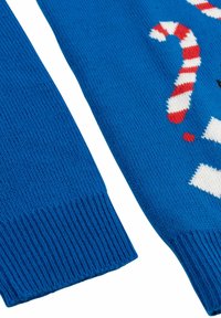 Maglione blu lavorato a maglia con polsini a costine, caratterizzato da motivi di bastoncini di zucchero bianchi e rossi e un design festivo. Texture morbida, stile casual.