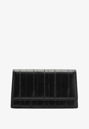 Portafoglio in pelle nera con finitura lucida e strisce verticali strutturate. Presenta una forma definita e un design pieghevole.