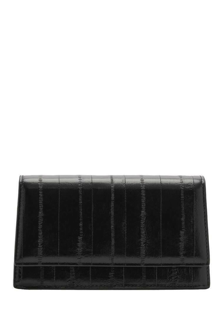 Portafoglio in pelle nera con finitura lucida e strisce verticali strutturate. Presenta una forma definita e un design pieghevole.