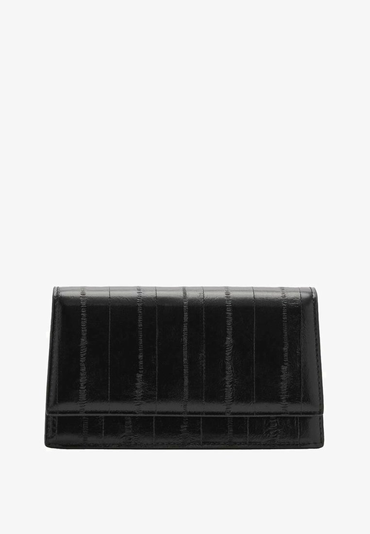 Čierna kožená peňaženka s lesklým povrchom a vertikálnymi textúrovanými pruhmi. Má štruktúrovaný tvar a preklápací dizajn.