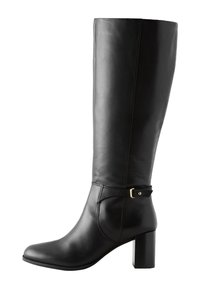Botte noire en cuir montant jusqu'au genou, avec un bout arrondi et un talon épais. Elle présente une boucle dorée en accent et une texture lisse.