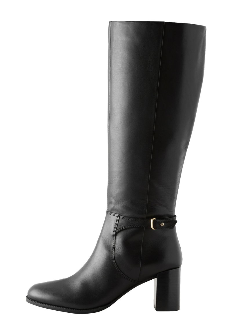 Botte noire en cuir montant jusqu'au genou, avec un bout arrondi et un talon épais. Elle présente une boucle dorée en accent et une texture lisse.