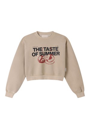 Bež crop majica s črnimi črkami "OKUS POLETJA" in rdečo grafiko češnje pod besedilom.