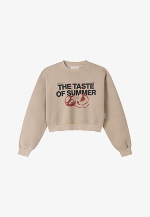 Beežikas lühendatud dressipluus musta tekstiga "THE TASTE OF SUMMER" ja punase kirsigraafikuga teksti all.