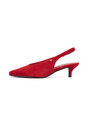 Zapato de mujer slingback de ante rojo con tacón bajo tipo kitten y punta puntiaguda sobre fondo blanco.