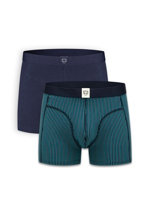 Twee herenboxershorts: één effen donkerblauw, één blauw met dunne zwarte verticale strepen, beide met zwarte taillebanden met kleine witte logo's.