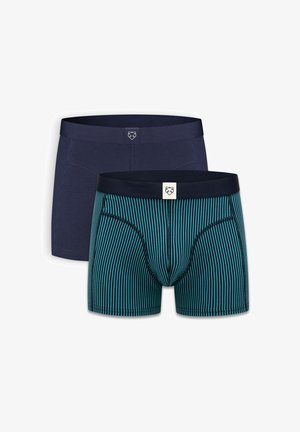 Zwei Herrenboxershorts: eine einfarbig dunkelblau, eine blau mit dünnen schwarzen vertikalen Streifen, beide mit schwarzen Bund versehen, die kleine weiße Logos zeigen.