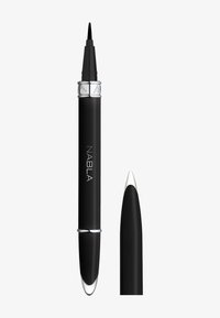 Stylo eye-liner noir à pointe fine, avec des accents métalliques et une forme cylindrique. Présente le logo "NABLA" sur le côté.