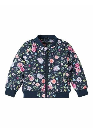 Chaqueta bomber floral en color navy, con un diseño acolchado, cremallera frontal, puños de canalé y vibrantes patrones de flores en rosa y verde.