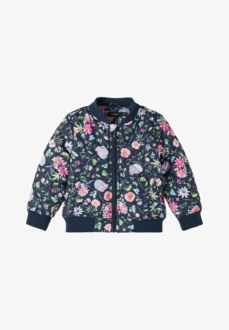 Veste bomber florale en bleu marine, avec un design matelassé, fermeture éclair sur le devant, poignets côtelés, et motifs de fleurs roses et vertes vibrantes.