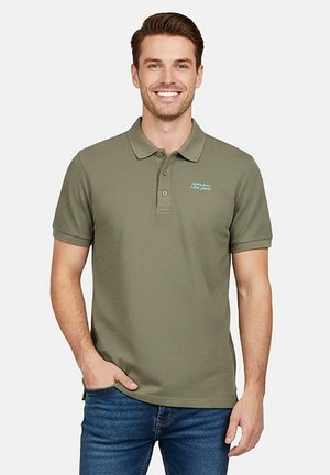 Olijfgroene poloshirt van katoen, met een klassieke kraag, korte mouwen en een klein blauw logo op de linkerborst.