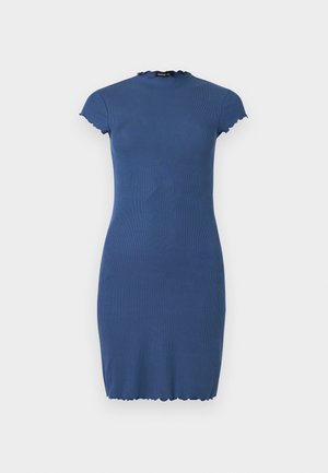 Φόρεμα σε μπλε ριμπ ύφανση με κοντά μανίκια και βολάν στις άκρες των μανικιών, του λαιμού και του τελειώματος, σε απλό φόντο.