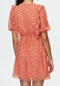 Abito a maniche corte in tessuto arancione trasparente con motivo floreale, dettagli arricciati sulle maniche e vita elasticizzata per una vestibilità comoda.