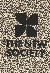 Melnā un bežā leopardu raksta fons, centrā izcili izvietots melns logotips un teksts "JAUNĀ SABIEDRĪBA".