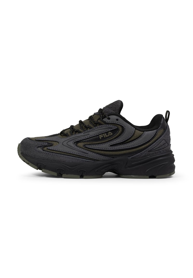Scarpa sportiva nera da uomo con una combinazione di materiali lisci e testurizzati, linee di design curve e una suola di gomma spessa con accenti verdi.