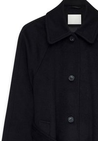 Sort uldfrakke med krave, lukkes med fem knapper, sidelomme og fastgjort bælte, der har en blød tekstur og et strømlinet design.