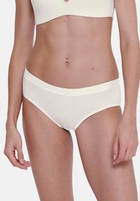 Crème-kleurige slip gemaakt van een zacht, rekbaar materiaal met een gladde afwerking. Voorzien van een brede, elastische tailleband met subtiele logo-details.