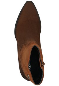 Stivale alla caviglia in suede marrone con punta affusolata, texture liscia e chiusura con zip laterale. Caratterizzato da una suola in gomma nera e dettagli in pelle.