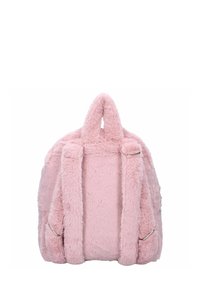 Rosa faux fur rygsæk med en fluffy tekstur, markante lynlåse og dobbelte top håndtag for nem transport. Rundet form, blød og luksuriøs yderside.