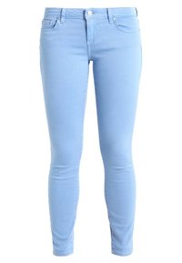 Jean ajustado de denim azul claro con un diseño clásico de cinco bolsillos, cierre frontal con botón y textura suave.