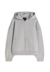 Szürke zipzáras kapucnis pulóver, állítható kapucnival, nagy első zsebekkel, valamint bordás mandzsettákkal és aljjal. Puha, strukturált anyagból készült.