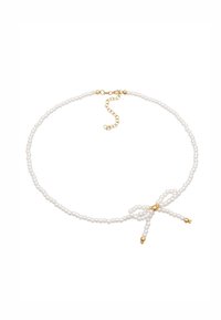 Perle choker-halskæde med flere små hvide perler, et guldspænde og et dekorativt sløjfedetalje med to hængende strenge.