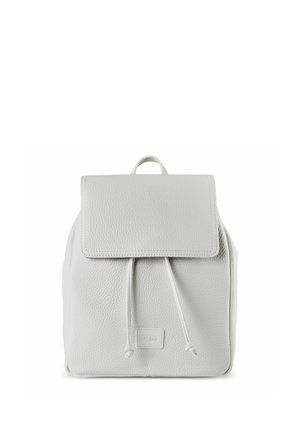 Mochila de cuero blanco texturizado con tapa de solapa, cierre con cordón ajustable y pequeño asa superior, mostrada sobre un fondo blanco liso.