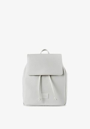 Mochila de cuero blanco texturizado con tapa de solapa, cierre con cordón ajustable y pequeño asa superior, mostrada sobre un fondo blanco liso.