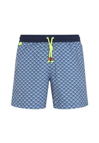 Shorts de bain bleus avec un motif de coquillage blanc, une taille élastique et un cordon de serrage vert néon avec des accents en perles en bois.