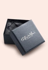 Scatola per gioielli nera con texture, dotata di coperchio a cerniera, foderata con carta nera accartocciata. Presenta il logo stampato bianco "Sofia Milani Jewels".