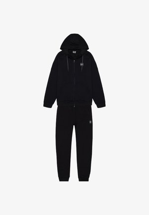 Sudadera con cremallera negra y capucha, bolsillos frontales y detalle de logo. Pantalones de chándal negros a juego con cintura elástica y parche de logo.