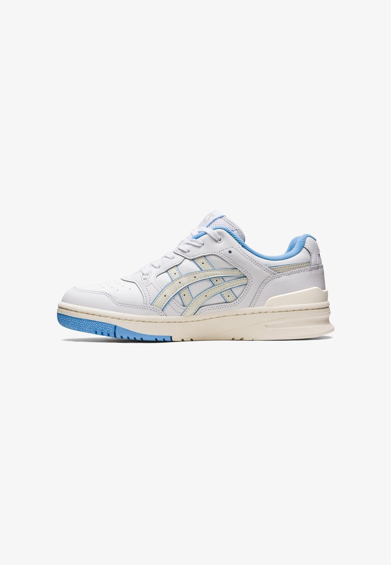 Baskets basses blanches avec des accents bleu clair, col rembourré, bout perforé et semelle texturée bleue et beige, vues de profil.
