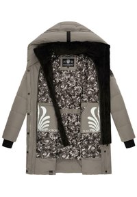 Lys grå polstret jakke med en sort kunstpelskrave, blomsterprintfor, og kontrasterende hvide logoakcenter på lommerne.