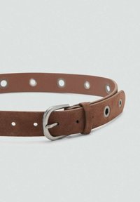 Hnědý semišový pásek s kovovou sponou, který má po celé délce rovnoměrně rozmístěné kulaté otvory pro nastavení délky. Hladký povrch.