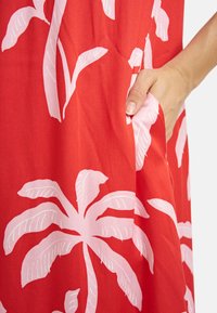 Smith&Soul MIT PALMEN - Freizeitkleid - chili print