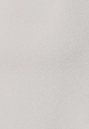 Teksturēta balta virsma ar smalku, nedaudz graudainu apdari un matētu izskatu, kas maigi atspoguļo gaismu uz materiāla.