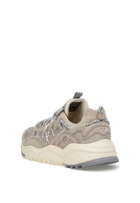 Beżowe sneakersy z zamszu i siateczki z teksturowaną podeszwą. Wyposażone w szare akcenty, kontrastujące sznurowadła oraz wyściełany kołnierz dla komfortu.