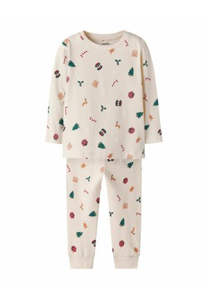 Katoenen tweedelige pyjama set met een crèmekleurige achtergrond en kleurrijke patronen in feestthema, zoals bomen, cadeaus en zuurstokken.