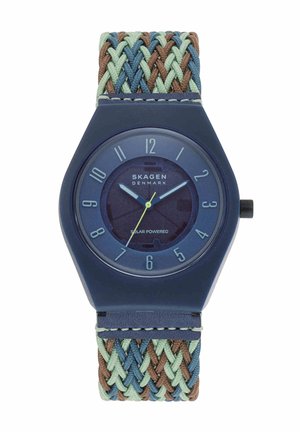 Reloj Skagen azul con energía solar, con esfera redonda, números azul claro y correa de tela tejida en colores azul, marrón y verde claro.