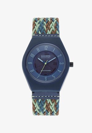 Blaues Skagen Solaruhr mit rundem Zifferblatt, hellblauen Zahlen und gewebtem Stoffarmband in Blau, Braun und Hellgrün.