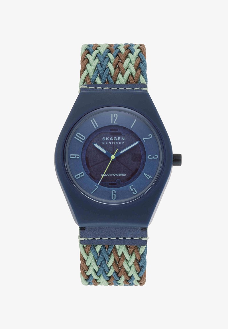 Blaues Skagen Solaruhr mit rundem Zifferblatt, hellblauen Zahlen und gewebtem Stoffarmband in Blau, Braun und Hellgrün.