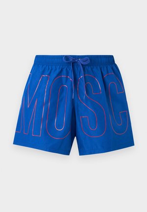 Blauwe zwemshorts met elastische tailleband en trekkoord, met grote rode omlijnde letters "MOSC" aan de voorkant.