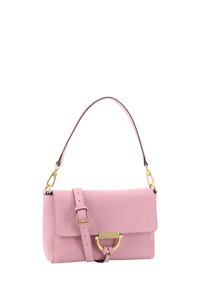 Rosa Wildleder-Handtasche mit einer Klappe auf der Vorderseite, verstellbarem Tragegurt, goldfarbenen Beschlägen und einem markanten runden Akzent auf der Vorderseite.