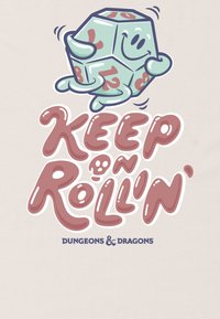 Sfondo crema chiaro con un allegro dado poliedrico blu con numeri rosa, accompagnato da testo rosa che recita "KEEP ON ROLLIN’" e "Dungeons & Dragons."