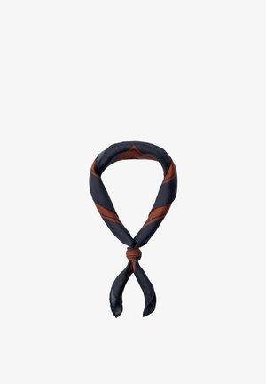 Svart og brun silkeskjerf knytt i en løs knute med spisse ender mot hvit bakgrunn.