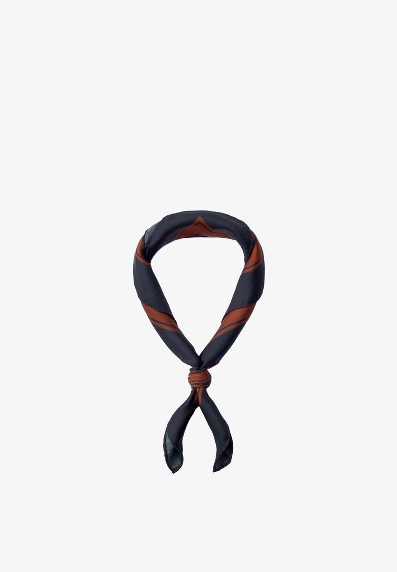 Foulard en soie noir et marron noué en un nœud lâche avec des extrémités pointues sur un fond blanc.
